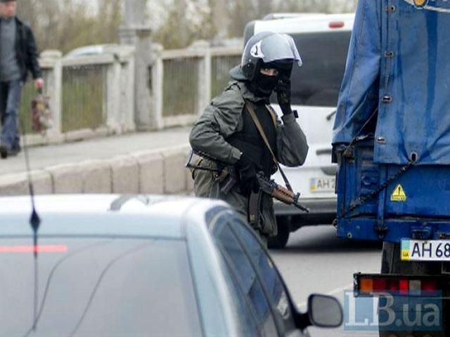 На Сході “зелені чоловічки” захоплюють адмінбудівлі та встановлюють блок-пости