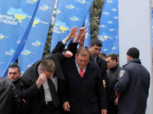 У Добкіна полетіли яйця (Фото) У Добкіна полетіли яйця (Фото)