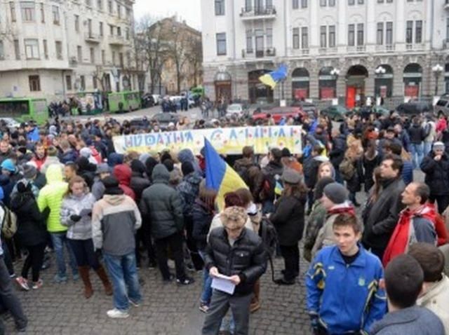 В Харькове участники несколькотысячной акции за единство Украины не разошлись после митинга