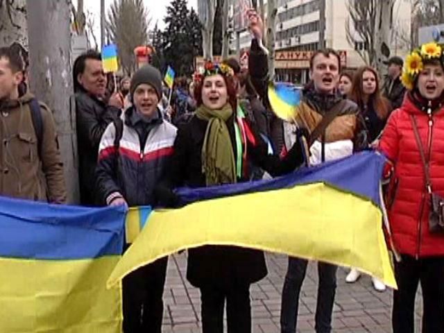 Во многих украинских городах активисты создавали "живую цепь единства" Украины