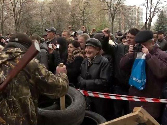 Неспокійний Слов'янськ. Сепаратисти захопили СБУ і вимагають проведення референдуму Неспокійний Слов'янськ. Сепаратисти захопили СБУ і вимагають проведення референдуму