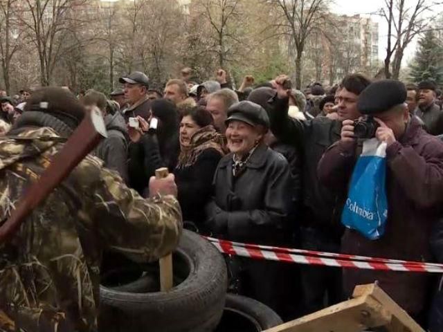 Неспокійний Слов'янськ. Сепаратисти захопили СБУ і вимагають проведення референдуму