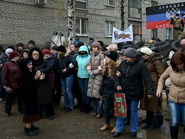 В Славянске сепаратисты защищают райотдел, прикрываясь женщинами (Фото)