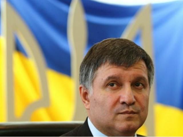 Аваков повідомляє про стрілянину з боку сепаратистів у центрі Слов'янська Аваков повідомляє про стрілянину з боку сепаратистів у центрі Слов'янська