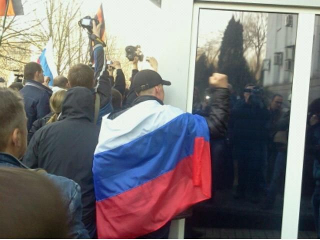 Ночью сепаратисты захватили госучреждения в Енакиево