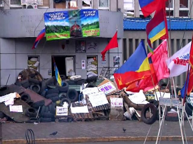 У Луганську сепаратисти продовжують блокувати будівлю СБУ У Луганську сепаратисти продовжують блокувати будівлю СБУ