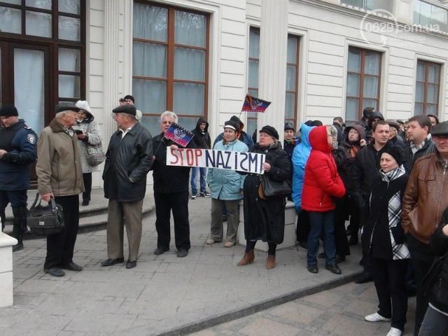 Біля Маріупольської міськради зводять барикади (Фото) Біля Маріупольської міськради зводять барикади (Фото)