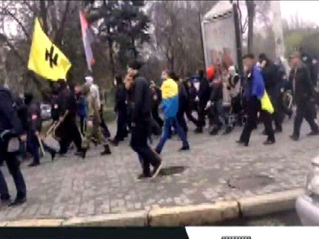 У Запоріжжі "Правий сектор", озброївшись битами та щитами, рушив колоною до антимайдану