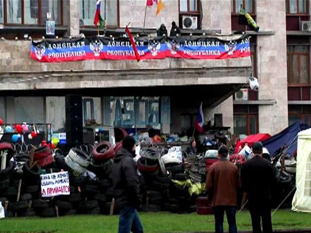 Донецька ОДА надалі забарикадована, біля приміщення чергують люди з російськими прапорами