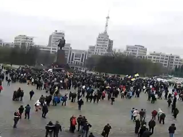 В Харькове сепаратисты напали на митинг за Украину. Звучали выстрелы, есть пострадавшие