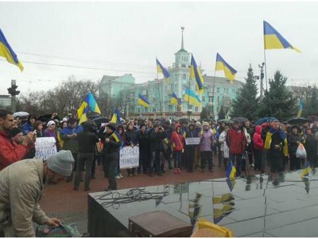 Луганчане вышли на митинг за единую Украину (Фото) Луганчане вышли на митинг за единую Украину (Фото)