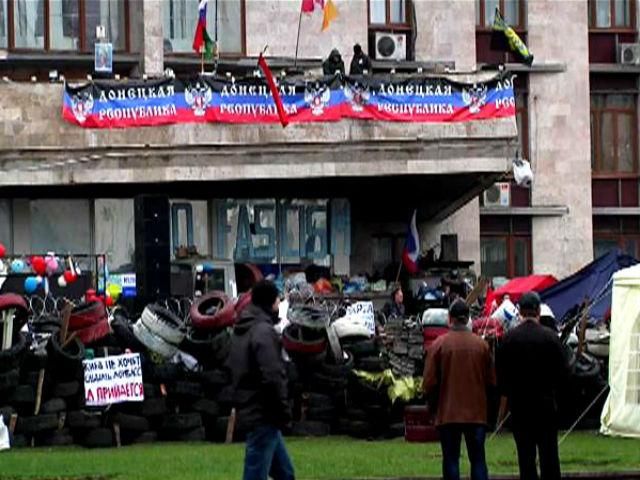 Донецкая ОГА далее забаррикадирована, возле здания дежурят люди с российскими флагами