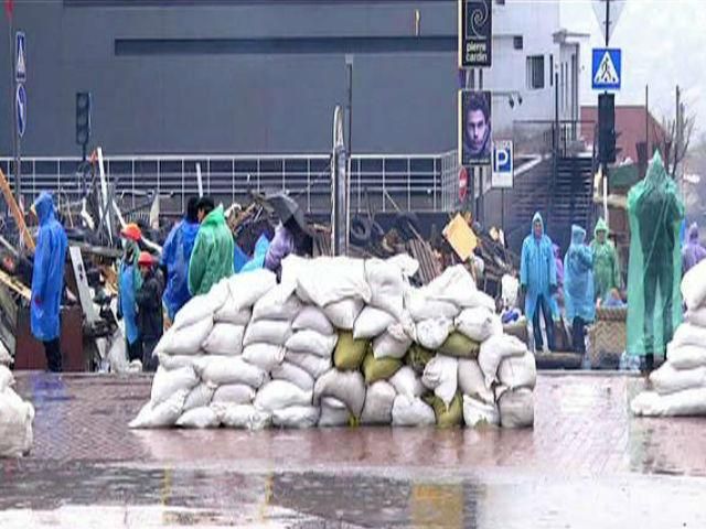 У Луганську біля захопленого СБУ з'явилося наметове містечко У Луганську біля захопленого СБУ з'явилося наметове містечко