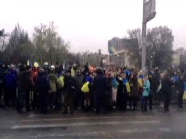 В Запорожье майдановцы окружили антимайдан и забрасывают сепаратистов яйцами В Запорожье майдановцы окружили антимайдан и забрасывают сепаратистов яйцами