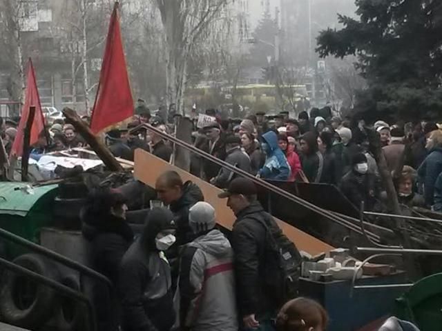 Жителі Маріуполя захистили будівлю міліції від сепаратистів, є постраждалі Жителі Маріуполя захистили будівлю міліції від сепаратистів, є постраждалі