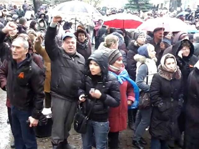 В Славянске у баррикад собрались пророссийские активисты (Видео)