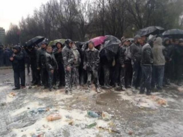 В Запорожье забрасываемых яйцами и мукой сепаратистов "провели" в милицию коридором позора