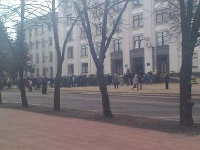 Сепаратисти в Луганську не штурмували ОДА: дали місцевій владі час до 16 квітня Сепаратисти в Луганську не штурмували ОДА: дали місцевій владі час до 16 квітня