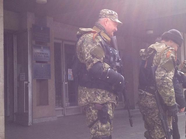 "Зеленые человечки" в Славянске вооружены пулеметами и гранатометами (Фото)