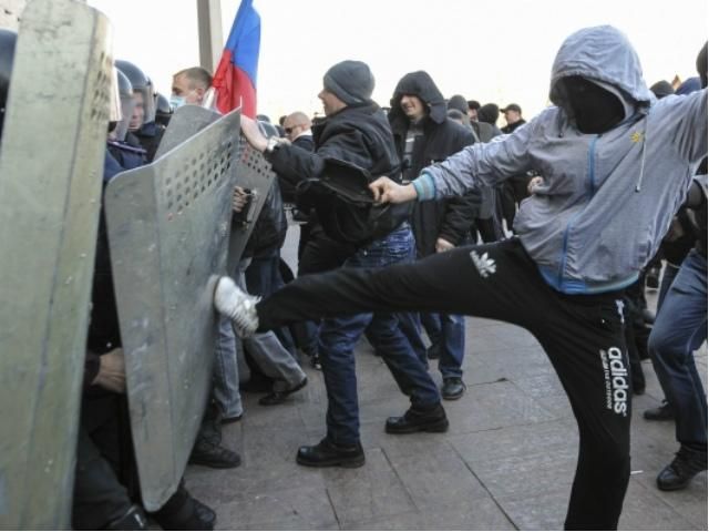 Невідомі намагалися атакувати барикади біля Донецької ОДА, — ЗМІ Невідомі намагалися атакувати барикади біля Донецької ОДА, — ЗМІ