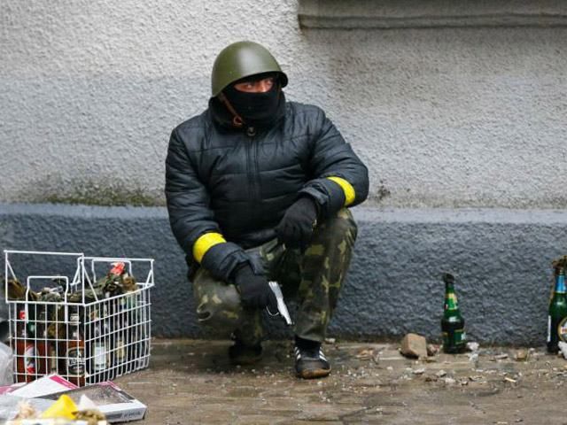Сепаратисты в Славянске отдали милиции оружие и форму
