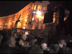 Под Верховную Раду снова сносят шины