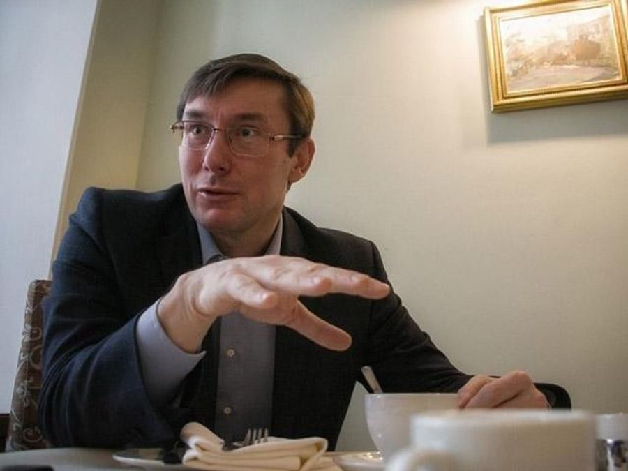 Александр Янукович оплачивает сепаратистский шабаш и капитуляции милиции, - Луценко