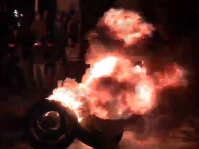 Возле Рады жгут шины, Тимошенко говорит о вероятном штурме Возле Рады жгут шины, Тимошенко говорит о вероятном штурме