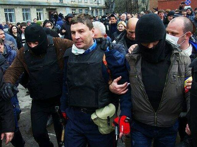 Аваков хоче нагородити горлівських правоохоронців орденами "За мужність" Аваков хоче нагородити горлівських правоохоронців орденами "За мужність"