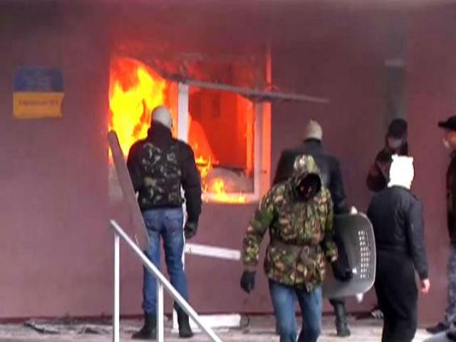 Росія розгорнула широкомасштабну військову операцію на Сході України Росія розгорнула широкомасштабну військову операцію на Сході України