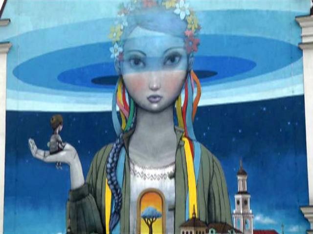 На Андреевском спуске появилось масштабное граффити - возрождение Украины На Андреевском спуске появилось масштабное граффити - возрождение Украины