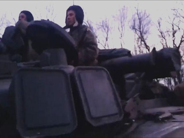 Сепаратисты преследовали танк на машинах (Видео)