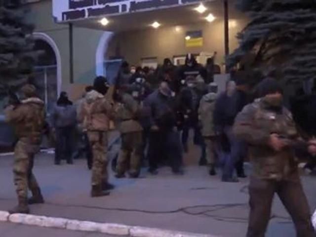 Сепаратисти самі покинули будівлю райвідділу міліції в Краматорську Сепаратисти самі покинули будівлю райвідділу міліції в Краматорську