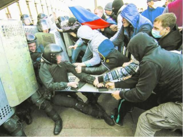 Сепаратисты на Донбассе ограбили машины с детским питанием Сепаратисты на Донбассе ограбили машины с детским питанием