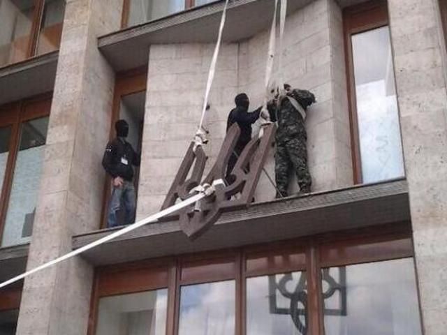 Донецкие сепаратисты сняли государственный герб Украины из здания ОГА (Фото) Донецкие сепаратисты сняли государственный герб Украины из здания ОГА (Фото)