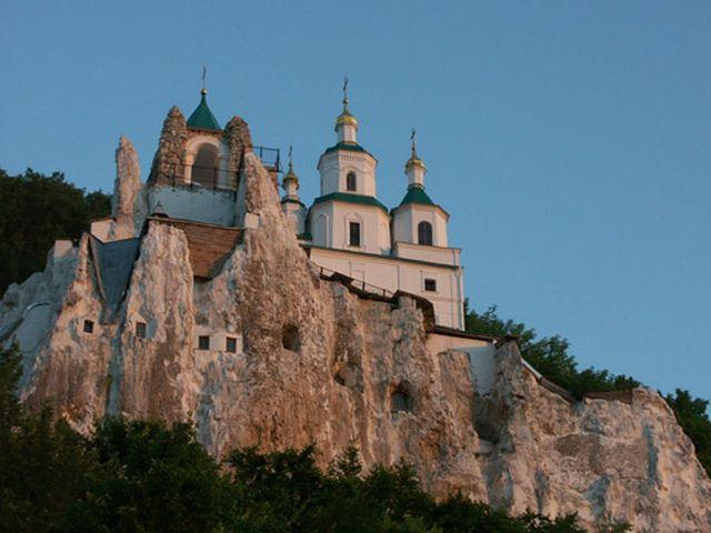 Донецька міліція просить вірян не їхати на Великдень у Святогірську лавру Донецька міліція просить вірян не їхати на Великдень у Святогірську лавру