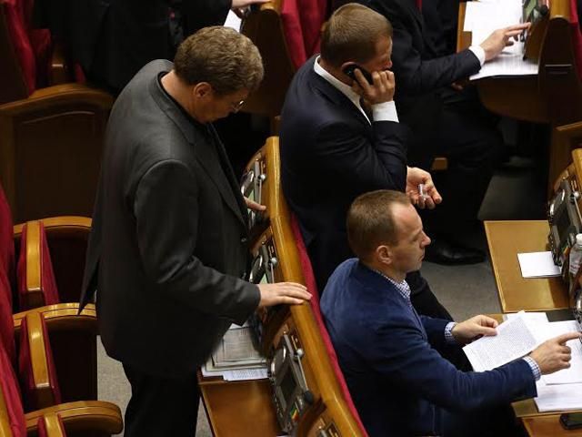 Нардепи знову показали вправне "кнопкодавство" у Раді (Фото) Нардепи знову показали вправне "кнопкодавство" у Раді (Фото)
