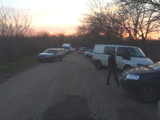 Под аЭродромом в Краматорске стоят люди в штатском Под аЭродромом в Краматорске стоят люди в штатском