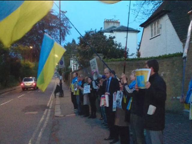 Українці у Лондоні пікетували російського олігарха Українці у Лондоні пікетували російського олігарха