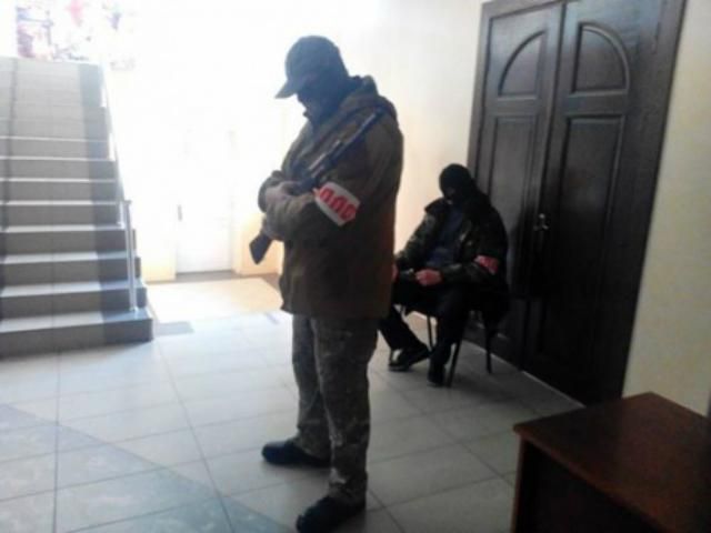 Донецька міськрада працює попри захоплення (Фото) Донецька міськрада працює попри захоплення (Фото)