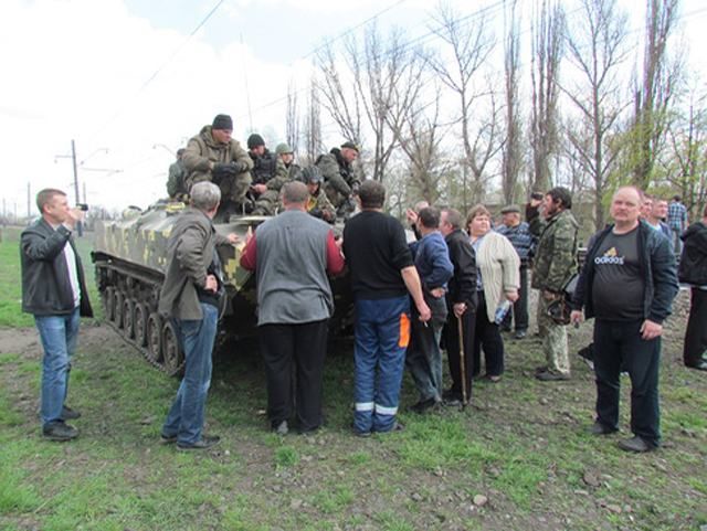 Під Краматорськом приблизно 40 бронемашин прорвалися крізь натовп людей (Фото, Відео)