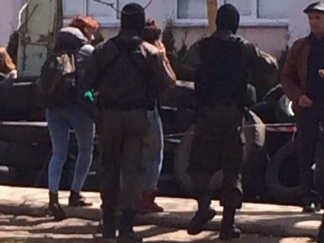 В Маріупольскій міськраді з’явились "зелені чоловічки", — ЗМІ В Маріупольскій міськраді з’явились "зелені чоловічки", — ЗМІ