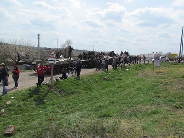 Заблоковані десантники ведуть переговори з сепаратистами під Краматорськом Заблоковані десантники ведуть переговори з сепаратистами під Краматорськом