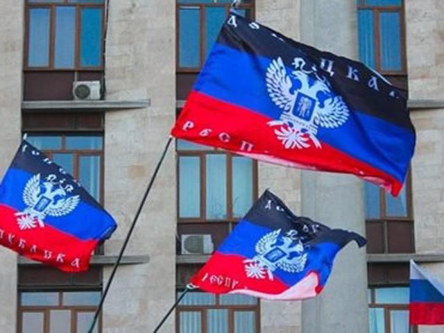 Прапори "Донецької республіки" вcтановили на адмінбудівлях у Красноармійську та Новоазовську