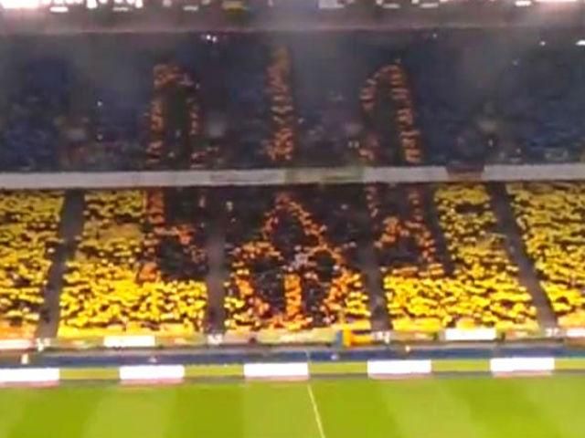 Патріотизм на футболі. Перед матчем "Динамо"-"Шахтар" фани створили велетенський герб (Відео)