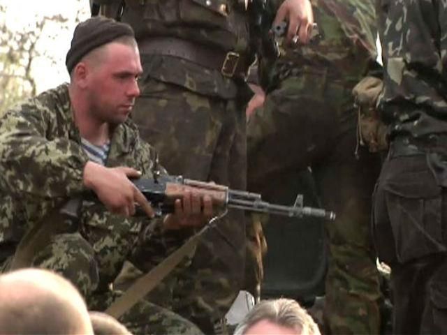 В Краматорске сепаратисты фактически разоружили украинских военных (Видео) В Краматорске сепаратисты фактически разоружили украинских военных (Видео)