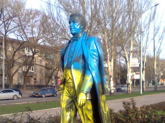 В Донецке Кобзон стал желто-синим (Фото)