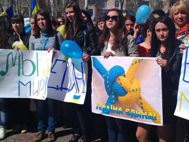 Тысячи луганских студентов вышли на митинг "за единую Украину" (Фото. Видео)