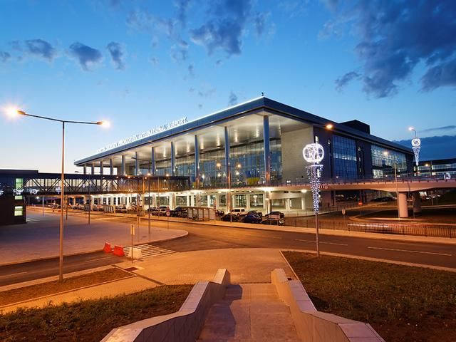 Сепаратисти намагаються захопити аеропорт у Донецьку Сепаратисти намагаються захопити аеропорт у Донецьку