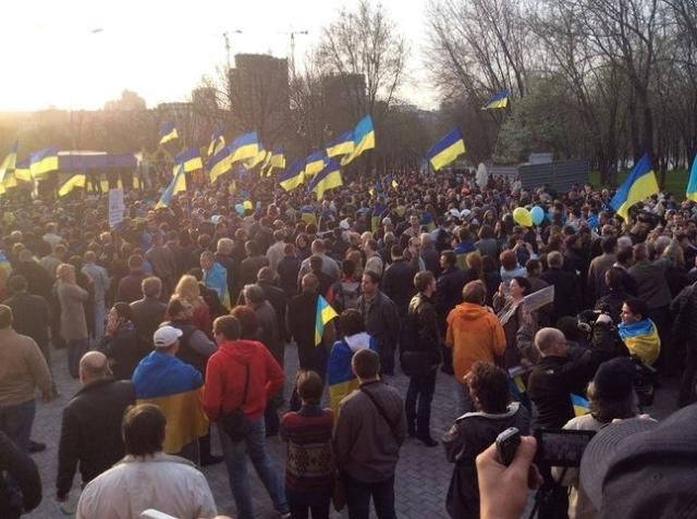 В Донецке несколько тысяч человек на митинге молятся за единую Украину